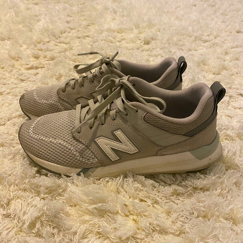 New balance tennis shoes